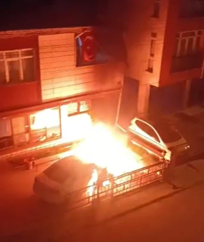 Park halindeki otomobil kundaklandı iddiası