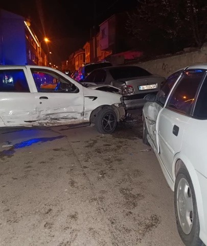 Eskişehir’de kaza 1 yaralı, 4 araçta hasar