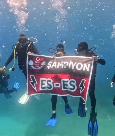 ESKİŞEHİRSPOR’UN ŞAMPİYONLUĞUNU DENİZİN 26 METRE ALTINDA KUTLADILAR