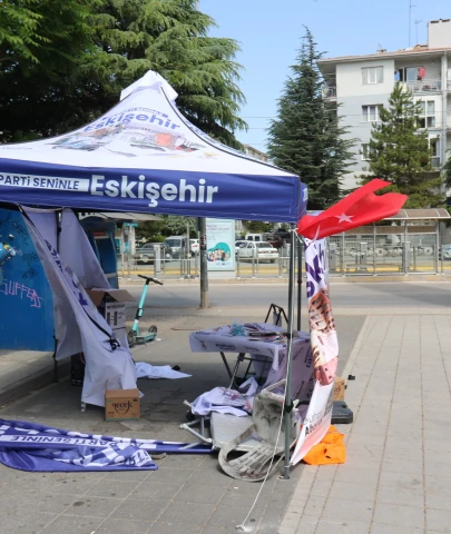 ESKİŞEHİR'DE AK PARTİ STANDINA SALDIRI