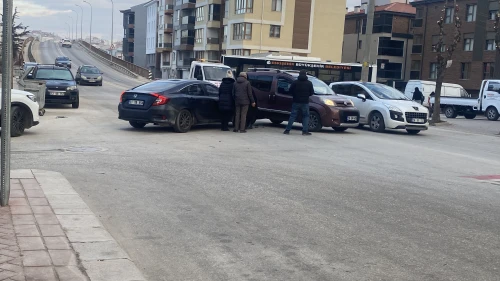 Cadde ve Sokak Kesişiminde Çarpışan Araçlarda Hasar Oluştu
