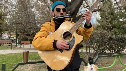 Eskişehir’de Sokak Sanatçısı Hem Gitar Hem Mızıka Çalıyor