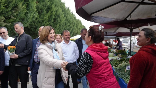 Başkan Ünlüce semt pazarında halkla buluştu