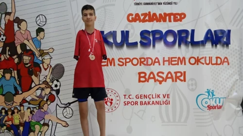 BARAN DORUK ŞİMŞEK YÜZMEDE FIRTINA GİBİ ESTİ