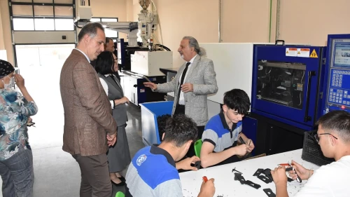 “GELECEĞİNİ ŞEKİLLENDİRMEK İSTEYEN GENÇLER MESLEK LİSELERİNİ TERCİH ETMELİ”