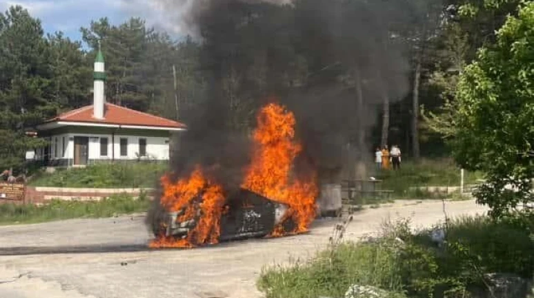 ANİDEN ALEV ALAN OTOMOBİL KÜLE DÖNDÜ