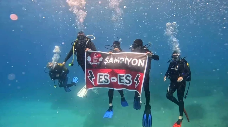 ESKİŞEHİRSPOR’UN ŞAMPİYONLUĞUNU DENİZİN 26 METRE ALTINDA KUTLADILAR