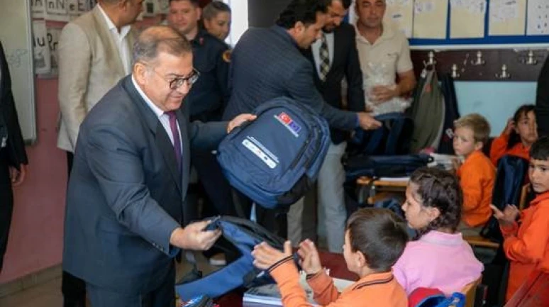KIRSALDAKİ 500 ÖĞRENCİYE OKUL ÇANTASI HEDİYE EDİLDİ