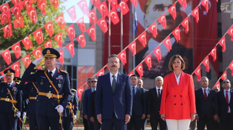 ZAFER BAYRAMI ESKİŞEHİR’DE COŞKUYLA KUTLANIYOR