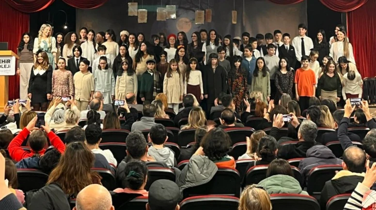 ŞEHİR KOLEJİ’NDE ÖĞRENCİLER ŞİİR GECESİ DÜZENLEDİ